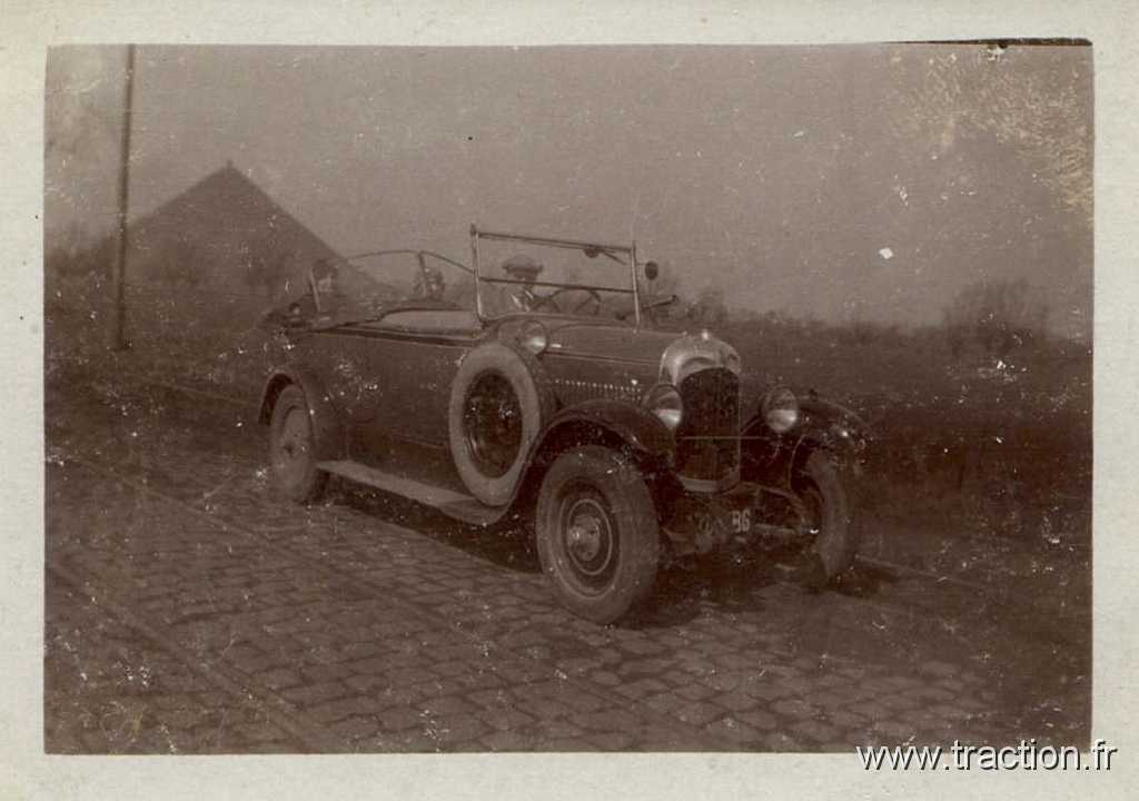 1930_00_00 0081.jpg - 00/00/1930 En route pour la Belgique Au volant Roger, à l'arrière gauche Marthe et à l'arrière droit Eugénie LÉVÊQUE (Citroën B12)